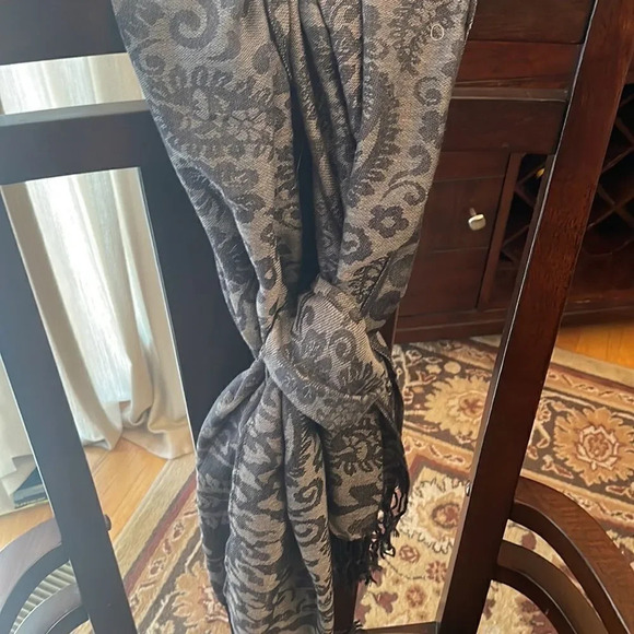 2 scarves 1 black infinity faux fur 1 gray lightweight pashmina - Picture 6 of 8